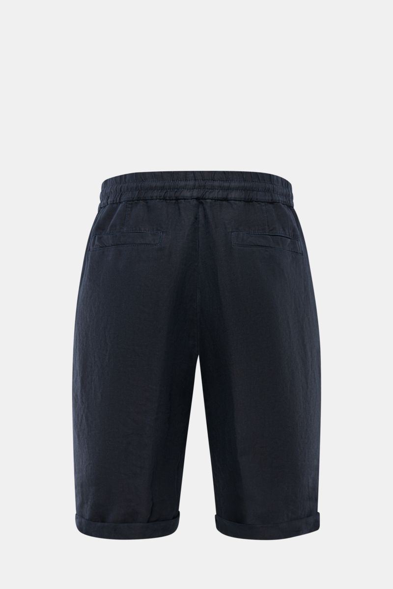 Brunello Cucinelli Bermudas navy shown from the back, featuring elastic waistband with drawstring, flap back pockets, and rolled hems. Souveräne Sommer-Eleganz: Die Bermudas von BRUNELLO CUCINELLI verbinden hohen Tragekomfort mit einer entspannten, sti