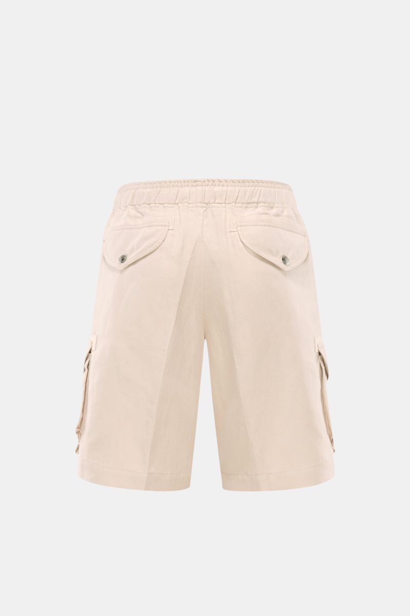 Brunello Cucinelli Cargo-Shorts beige shown from the back, featuring elastic waistband, flap back pockets, and side cargo pockets. Stilvoll durch den nächsten Sommerausflug: Diese Shorts von BRUNELLO CUCINELLI aus atmungsaktivem Leinen-Baumwoll-Mix sin