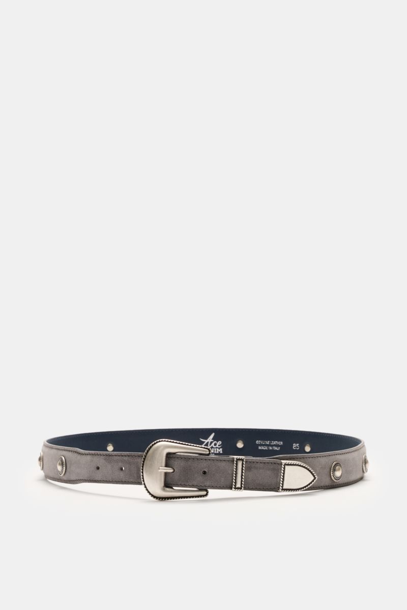 Ace Denim Veloursleder Gürtel 'Cowboy Belt' grau shown from front angle, soft grey suede with silver buckle, metal tip, conchos, metal belt holder, 2.5 cm wide, made in Italy.