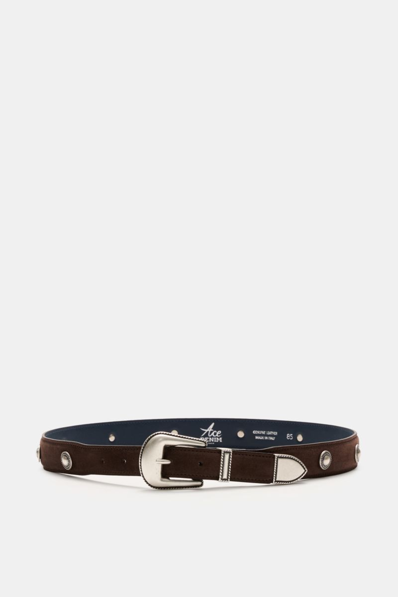 Ace Denim Veloursleder Gürtel 'Cowboy Belt' dunkelbraun, soft suede leather with silver buckle, metal tip, Western-style conchos, shown from front side.