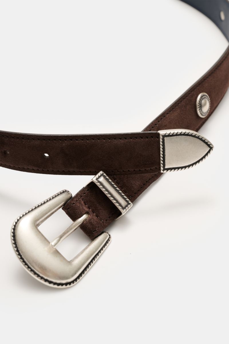 Close-up top view of Ace Denim Veloursleder Gürtel 'Cowboy Belt' dunkelbraun made of soft suede leather with silver buckle, metal belt holder, decorative metal tip, and Western-style conchos, width approx. 2.5 cm, made in Italy.
