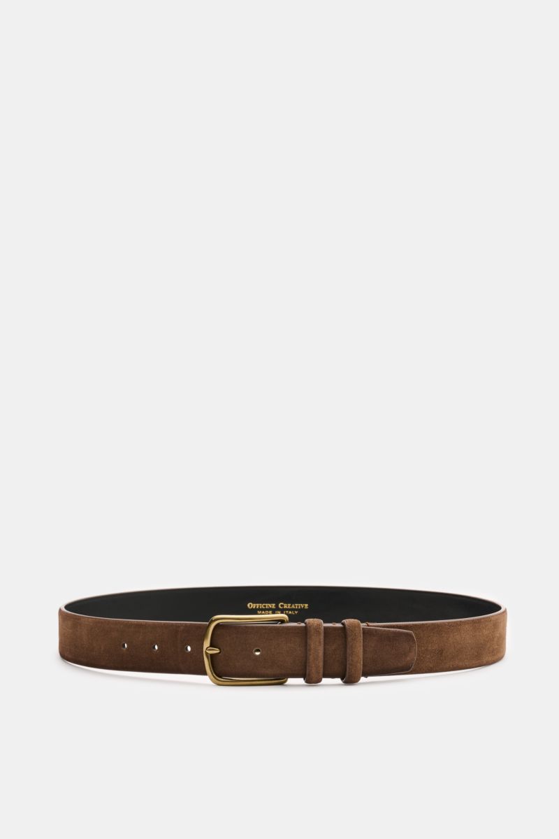 Officine Creative Gürtel braun, stylish brown suede belt with brass pin buckle and two loops, photographed from front on white background.  
Stilvoller Klassiker: Mit seinem zeitlosen Design wird der Veloursledergürtel von OFFICINE CREATIVE zum elegant