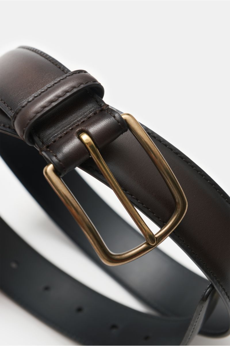 Close-up front angled view of the Officine Creative Gürtel dunkelbraun, a dark brown belt made of edles Glattleder with a brass Dornschließe, one Durchzugschlaufe, 3.5 cm wide, made in Italy, elegant and timeless design.