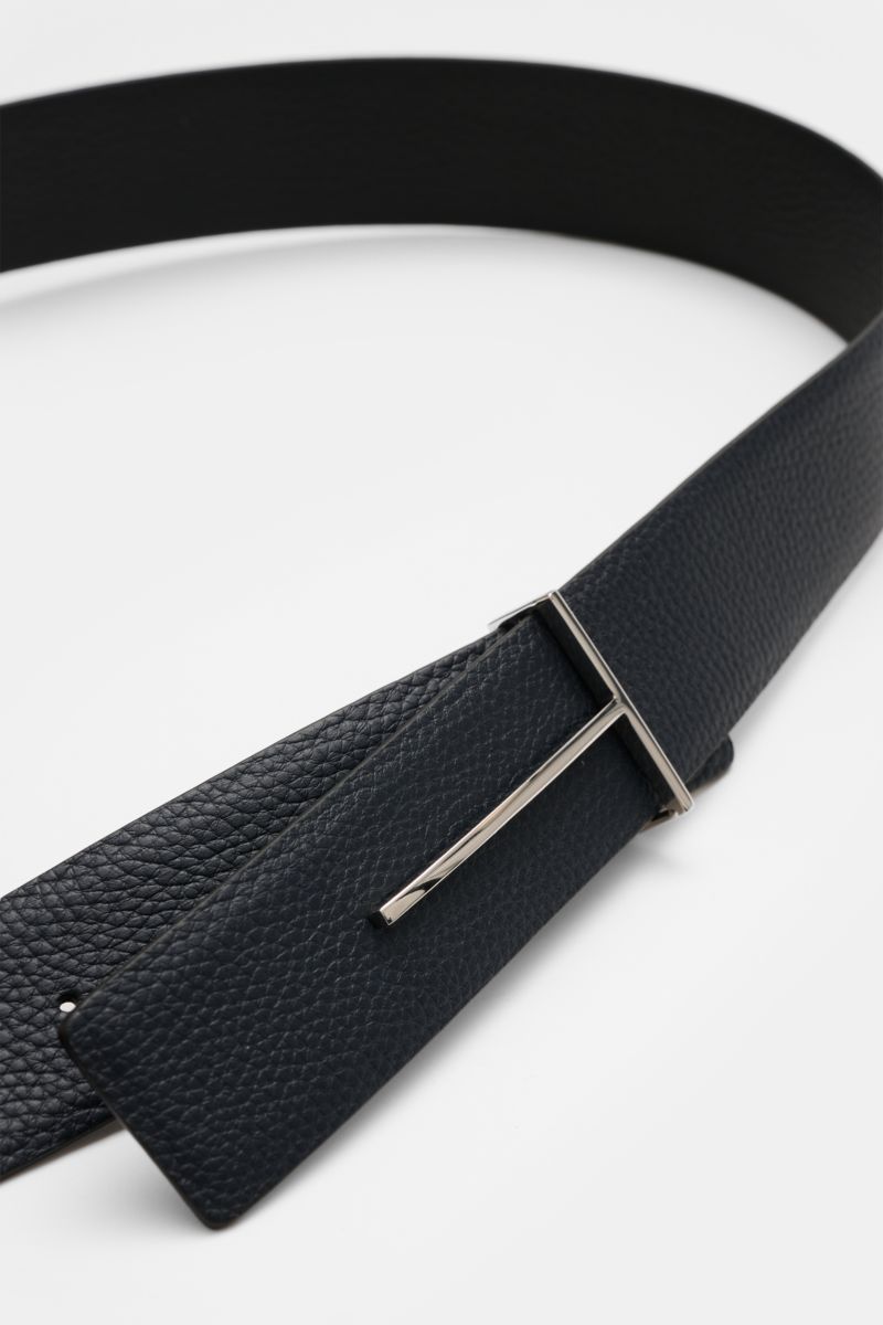 Close-up, angled view of the Tom Ford Gürtel schwarz/dark navy showing its textured calf leather, silver brass buckle, and reversible design.

Eleganter Eyecatcher: Mit seinem zeitlosen Look wird der TOM FORD Gürtel zum stilvollen Highlight und kann au