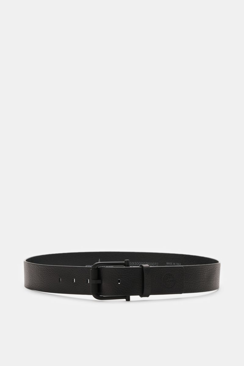 Stone Island Gürtel schwarz aus edlem Rindsleder mit charakteristischer Narbung, mattschwarzer Dornschließe, Logo-Prägung, frontale Perspektive.