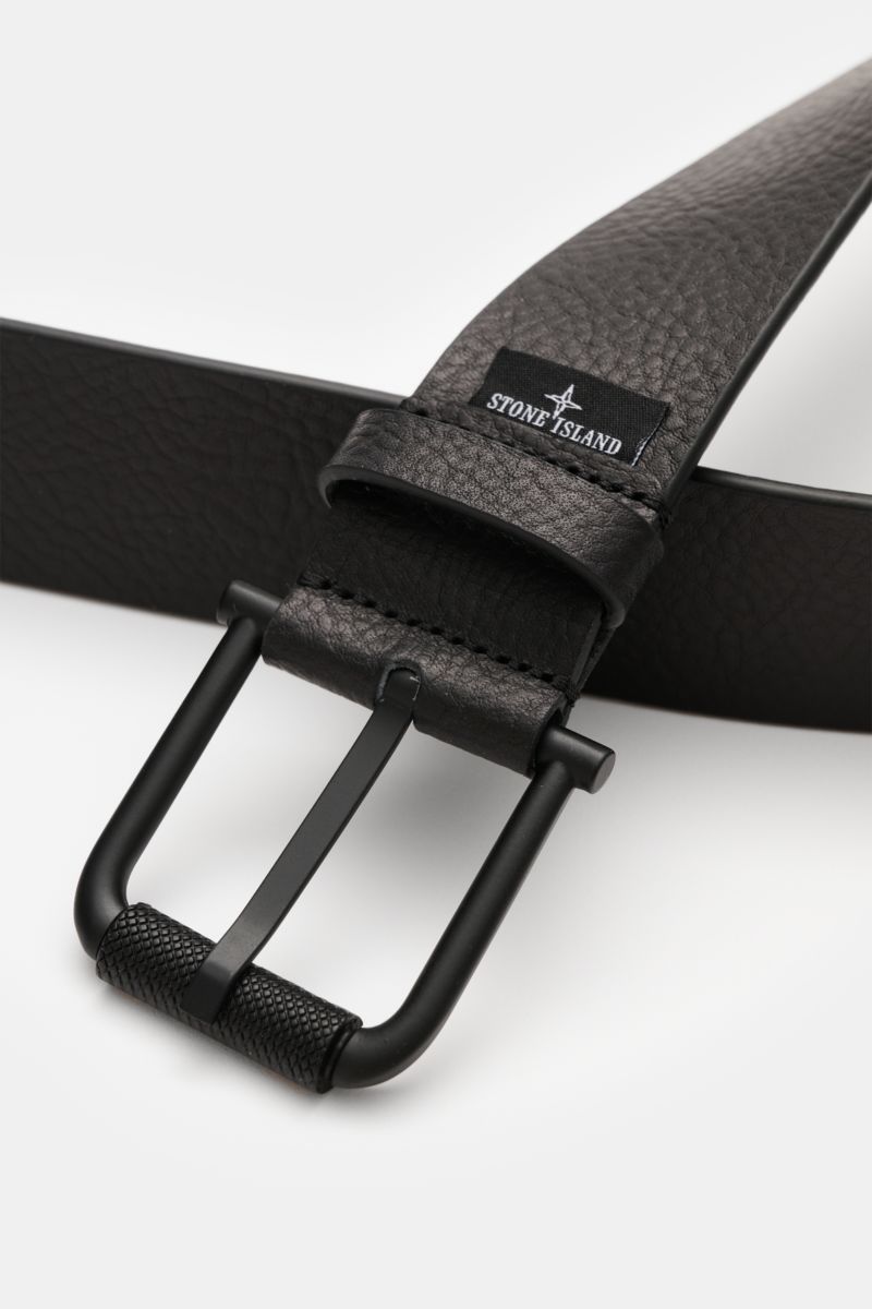 Stone Island Gürtel schwarz aus edlem Rindsleder mit charakteristischer Narbung, mattschwarzer Dornschließe, Weblabel, Logo-Prägung, 4 cm breit, seitlich fotografiert.