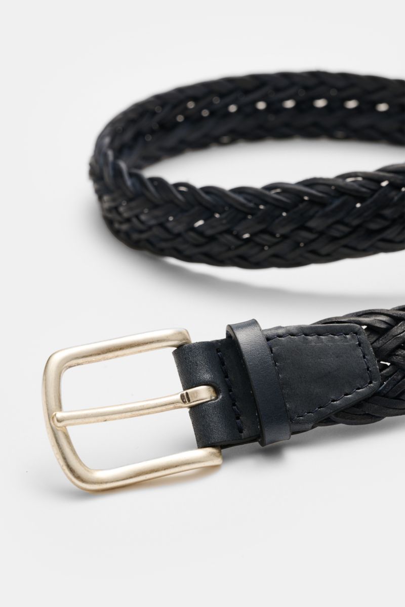Close-up front-side view of the Orciani Flechtgürtel navy, a luxurious braided leather belt with brass buckle, loop, made in Italy, approx. 3 cm wide.