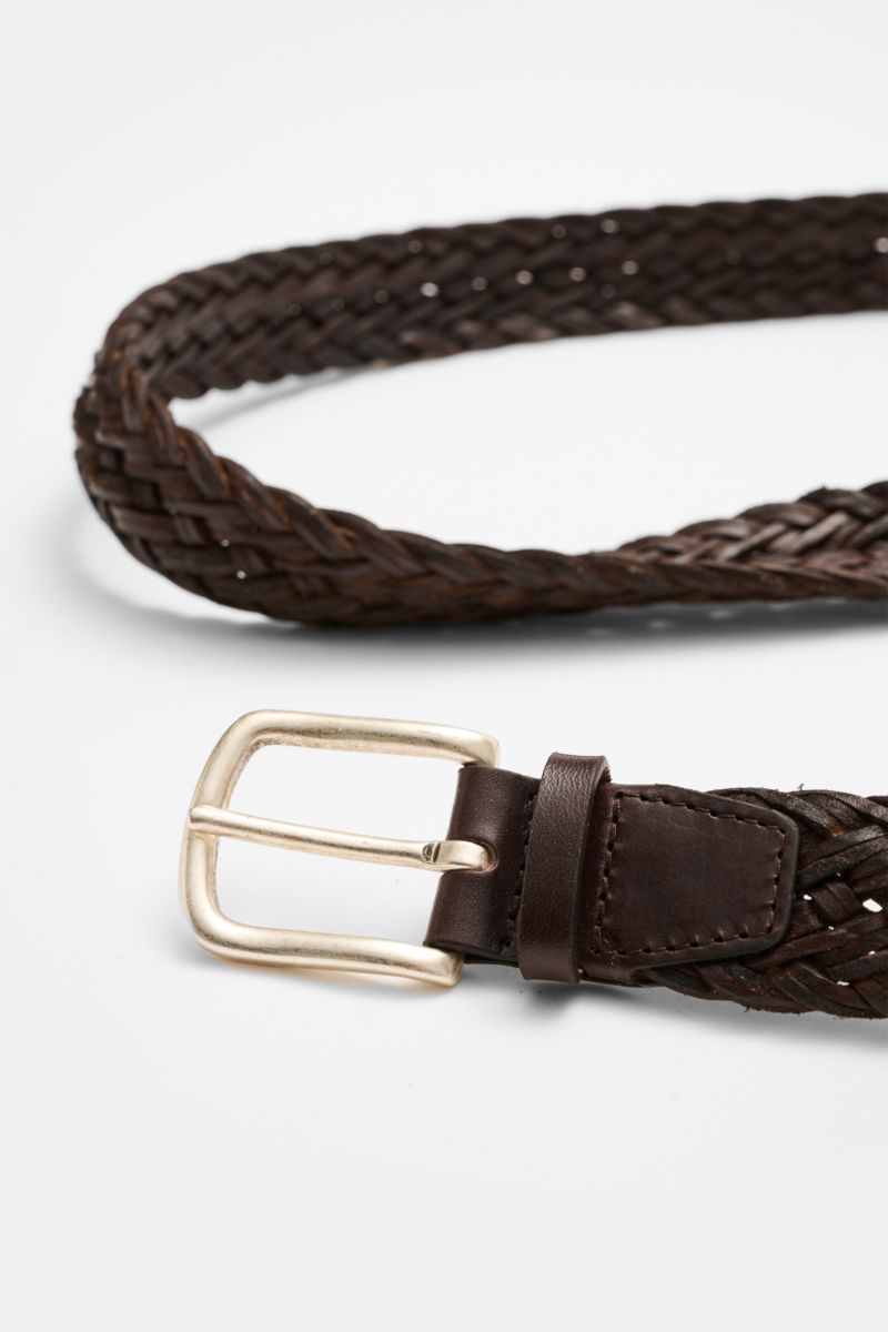 Orciani Flechtgürtel dunkelbraun shown from a close-up front angle, featuring brass buckle, braided dark brown leather, approx. 3 cm wide. Luxuriöser Eyecatcher: Der Gürtel von ORCIANI aus Leder wird mit seinem edlen Flechtdesign wird definitiv ein treuer