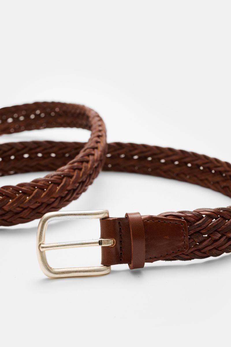 Orciani Flechtgürtel braun shown close-up from front side, braided brown leather belt with brass pin buckle and loop, width approx. 3 cm. Luxuriöser Eyecatcher: Der Gürtel von ORCIANI aus Leder wird mit seinem edlen Flechtdesign wird definitiv ein treuer 
