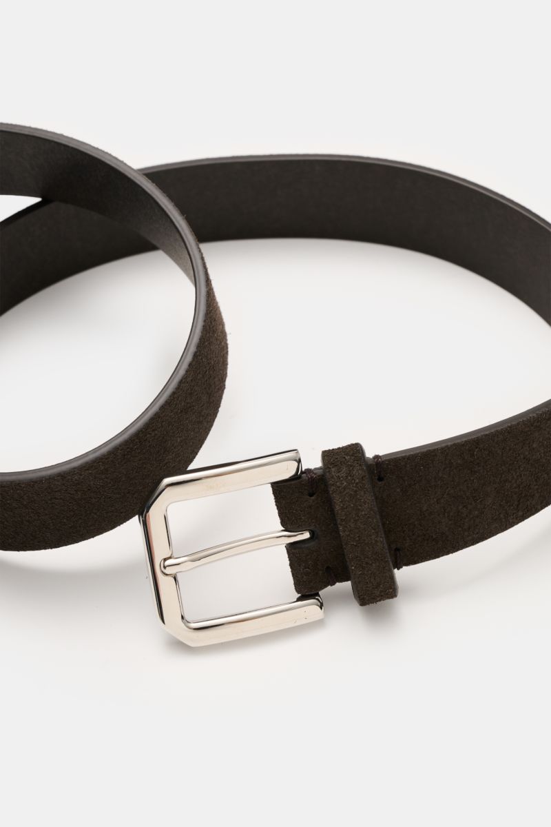 Brunello Cucinelli Veloursleder Gürtel dunkelbraun, softes Veloursleder, silberfarbene Dornschließe, eine Durchzugschlaufe, Made in Italy, ca. 3 cm breit, liegend von oben fotografiert.