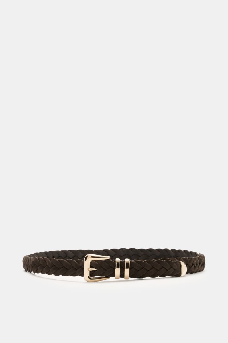 Brunello Cucinelli Flechtgürtel dunkelbraun aus edlem Veloursleder, goldfarbener Schnalle, zwei Durchzugschlaufen, stufenlos verstellbar, seitliche Perspektive.