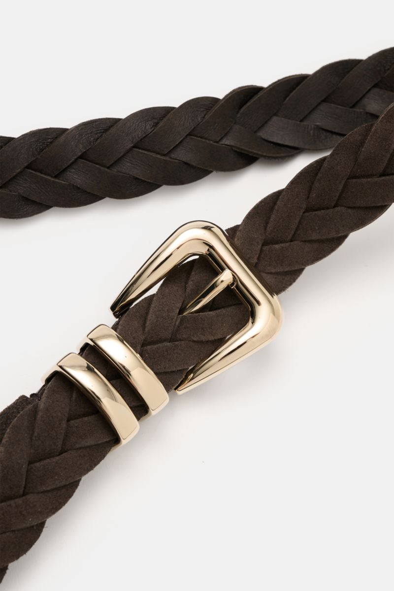 Brunello Cucinelli Flechtgürtel dunkelbraun aus edlem Veloursleder, goldfarbene Schließe, zwei Durchzugschlaufen, Detailfoto von oben.
