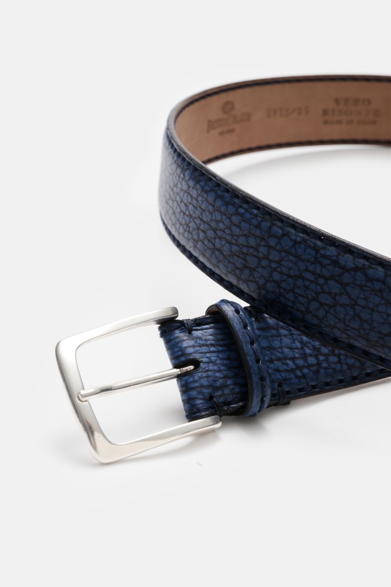 Fausto Colato Gürtel Bisonleder dunkelblau aus glattem Bisonleder mit Messing-Dornschließe und Durchzugschlaufe, seitlich fotografiert, Made in Italy.