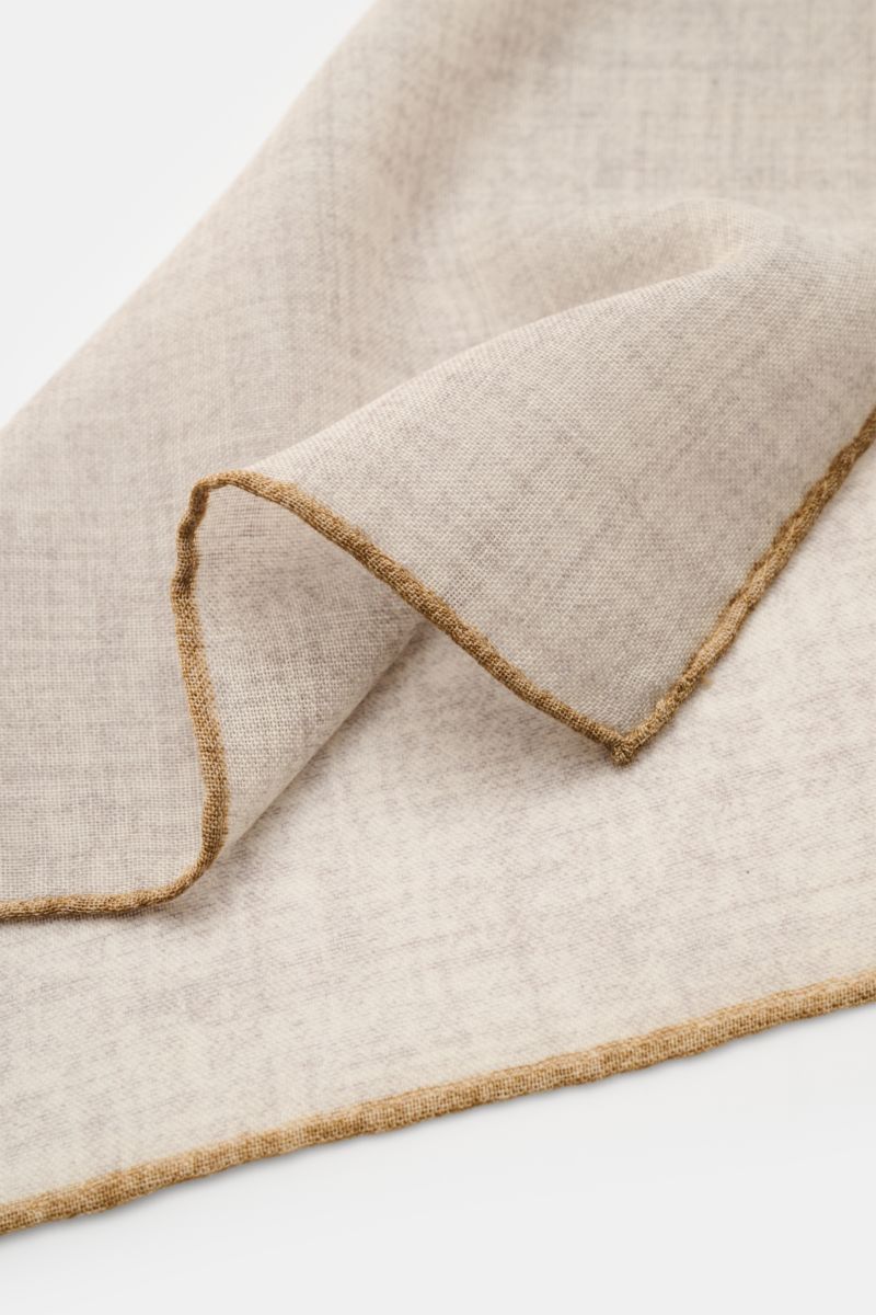 Rosi Collection Einstecktuch hellgrau/beige aus reiner Wolle, weicher Griff, handrollierte Kanten in Kontrastfarbe, Made in Italy, ca. 30x30 cm, Nahaufnahme von oben.