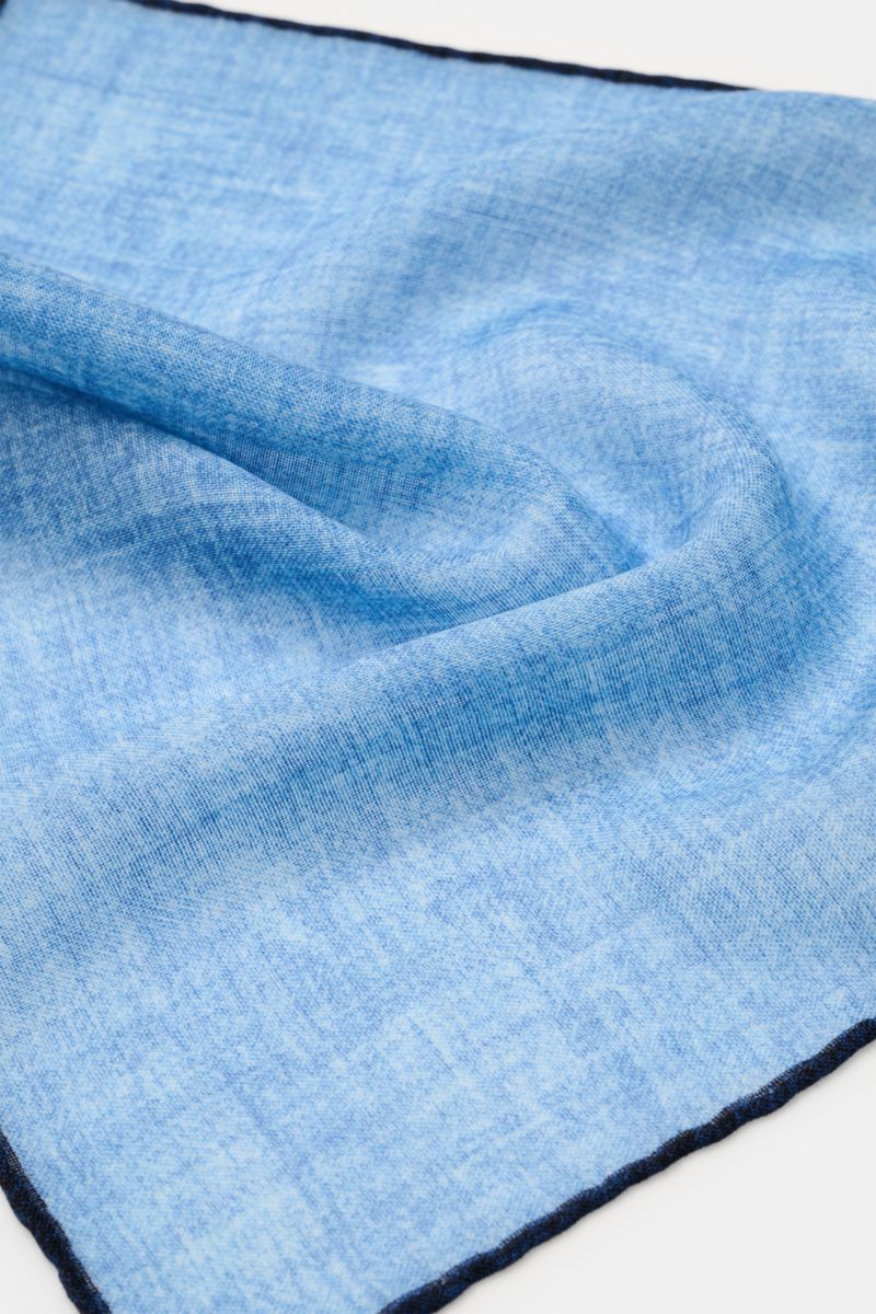 Rosi Collection Einstecktuch blau/navy aus reiner Wolle, weicher Griff, handrollierte Kanten in Kontrastfarbe, Made in Italy, ca. 30x30 cm, Nahaufnahme von oben.