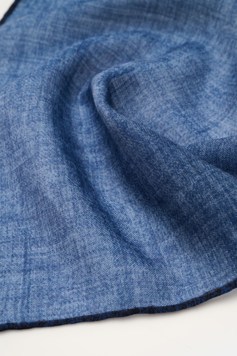 Rosi Collection Einstecktuch graublau/navy, Detailaufnahme von oben, reine Wolle, weicher Griff, handrollierte Kanten, Made in Italy, 30x30 cm
