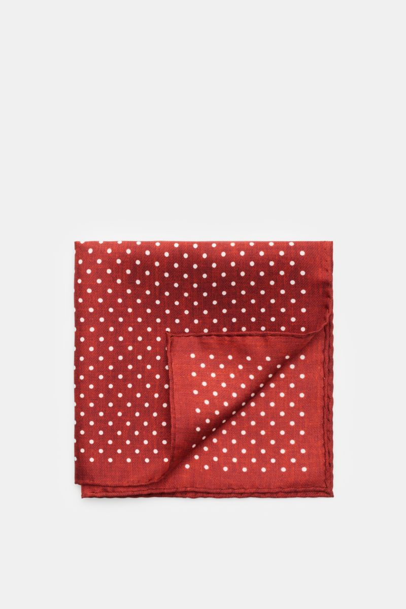 Rosi Collection Seiden-Einstecktuch dunkelrot gepunktet, von oben fotografiert, reine Seide, geschmeidiger Griff, grafisches Punktmuster, handrollierte Kanten, Made in Italy, ca. 31x31 cm.