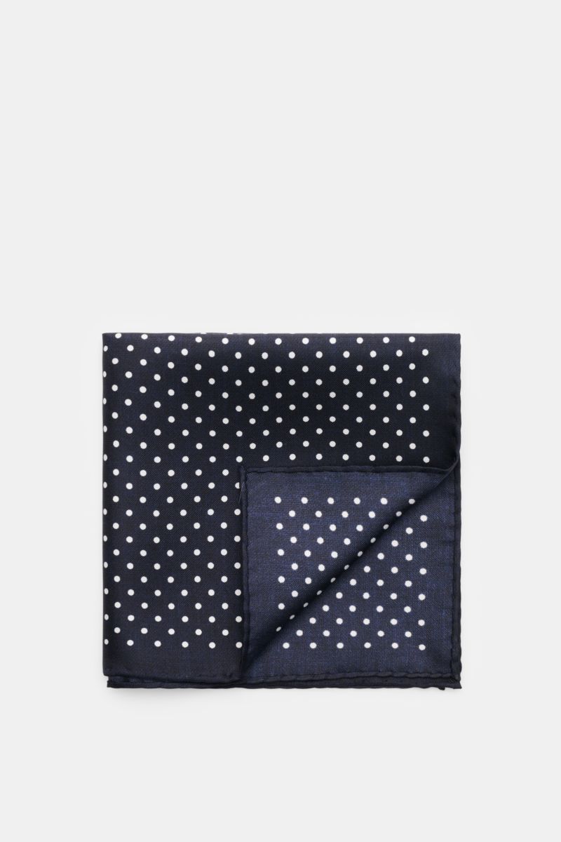 Rosi Collection Seiden-Einstecktuch navy gepunktet, aus reine Seide mit geschmeidigem Griff, grafisches Punktmuster, handrollierte Kanten, Made in Italy, Maße ca. 31x31 cm, frontal fotografiert mit leicht umgeschlagener Ecke.
