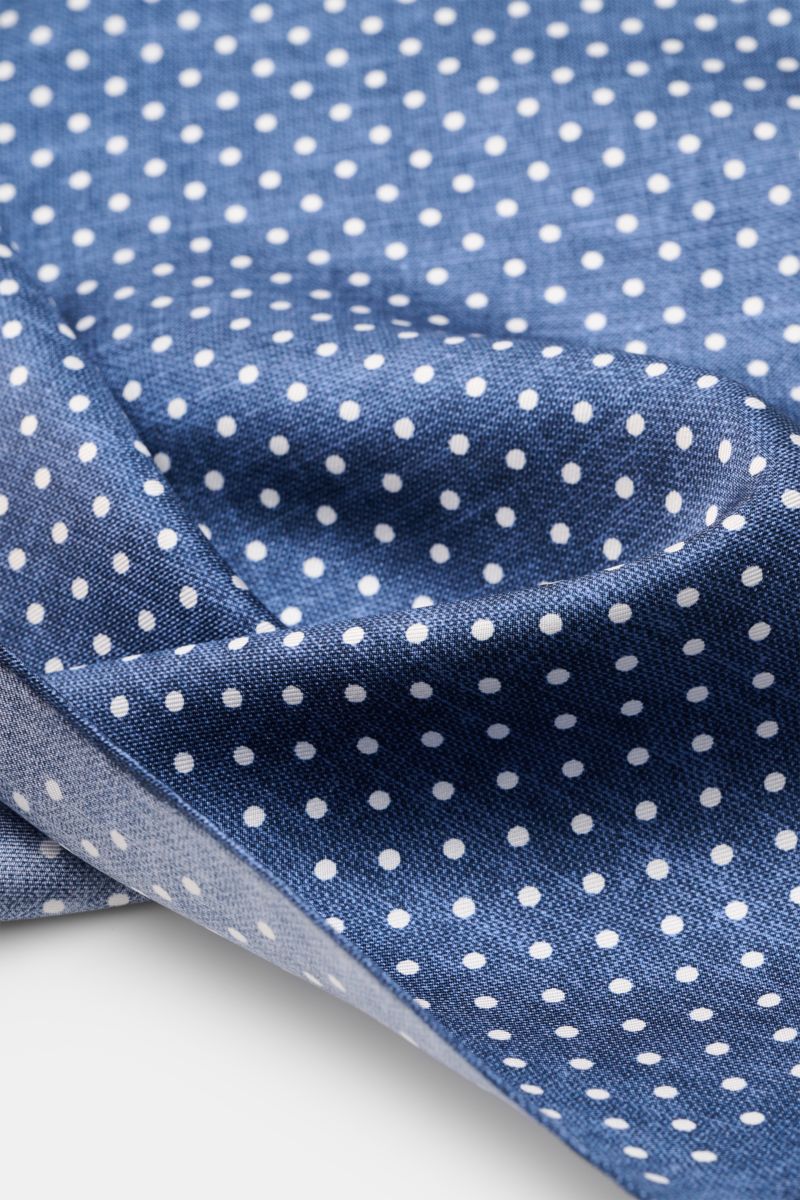 Rosi Collection Seiden-Einstecktuch graublau gepunktet, aus reine Seide mit geschmeidigem Griff, grafisches Punktmuster, handrollierte Kanten, Made in Italy, ca. 31x31 cm, Nahaufnahme schräg von oben.