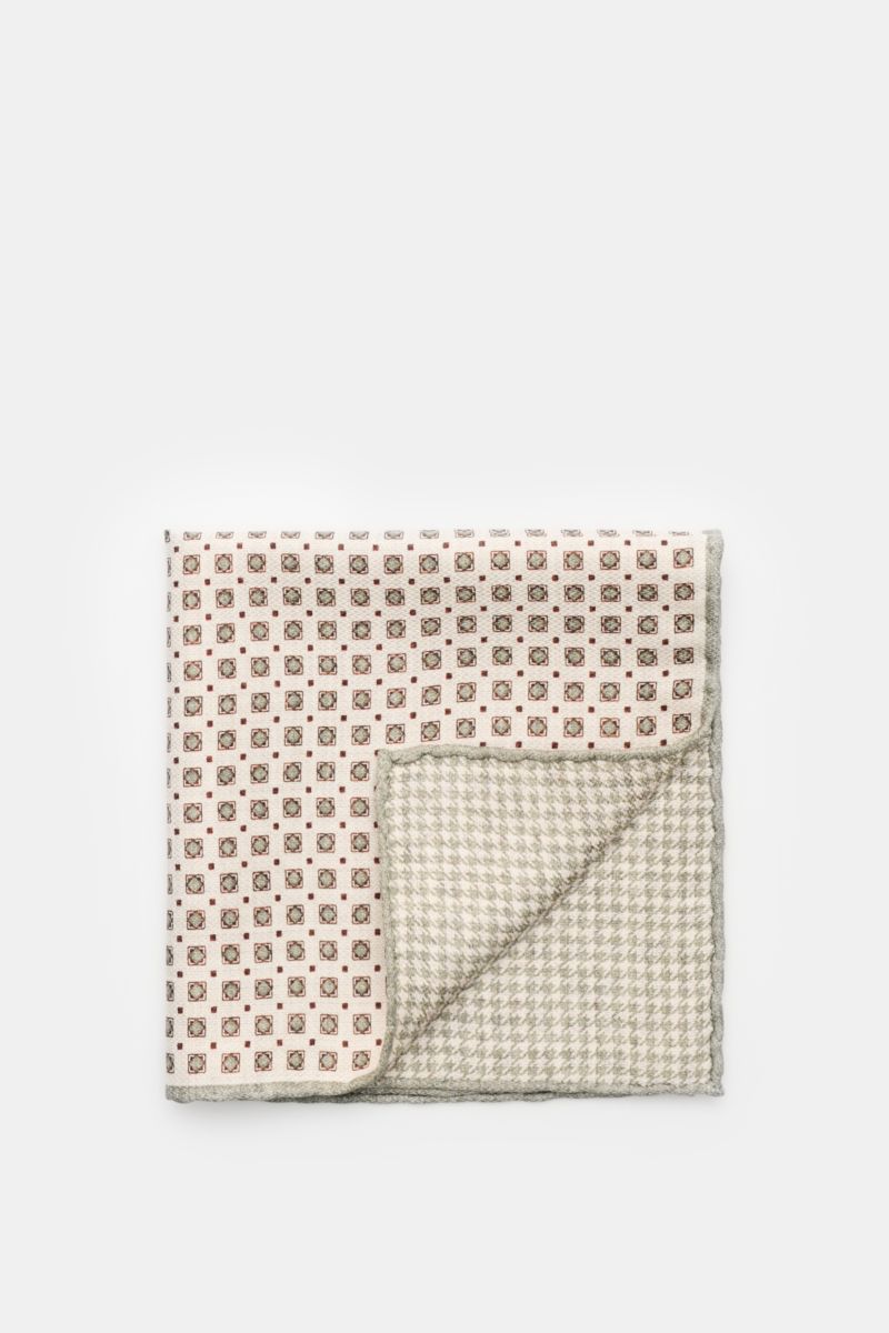 Rosi Collection Einstecktuch 'Easy' creme/graugrün/bordeaux gemustert, geometrischer Print, Rückseite Hahnentritt, reine Seide, rollierte Kanten, flach liegend von oben fotografiert.