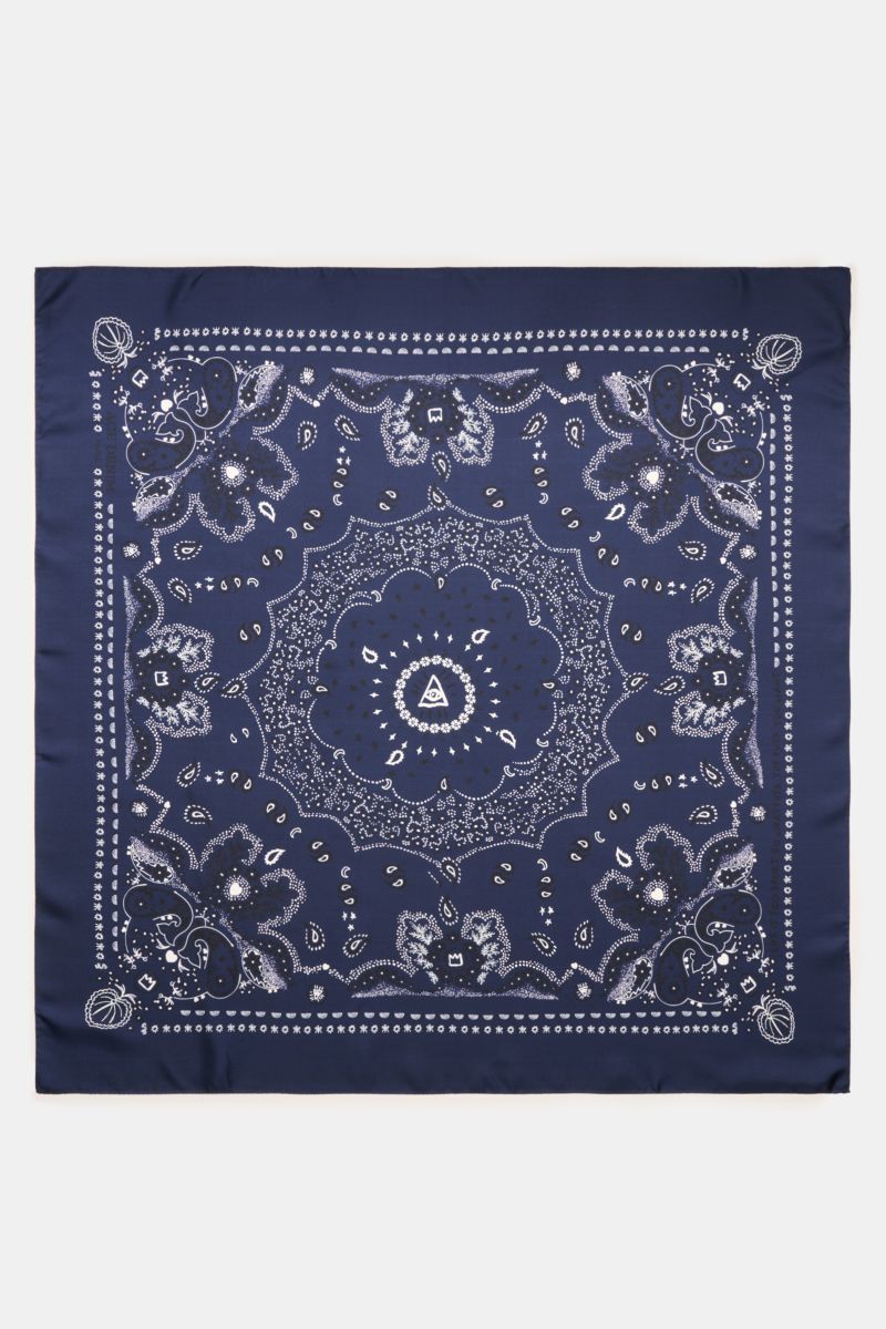 Top-down view of the Ace Denim Silk scarf navy/black/white patterned, showcasing its paisley design on pure silk fabric.

Description: 
Eye-catching for the warm season: The ACE DENIM silk scarf in a bandana design is a casual statement accessory for s