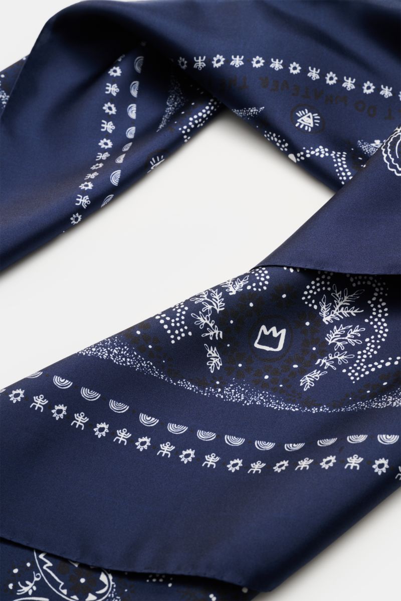 Close-up top view of Ace Denim Silk scarf navy/black/white patterned, showcasing its paisley design and smooth silk texture.

Additional description:  
Eye-catching for the warm season: The ACE DENIM silk scarf in a bandana design is a casual statement