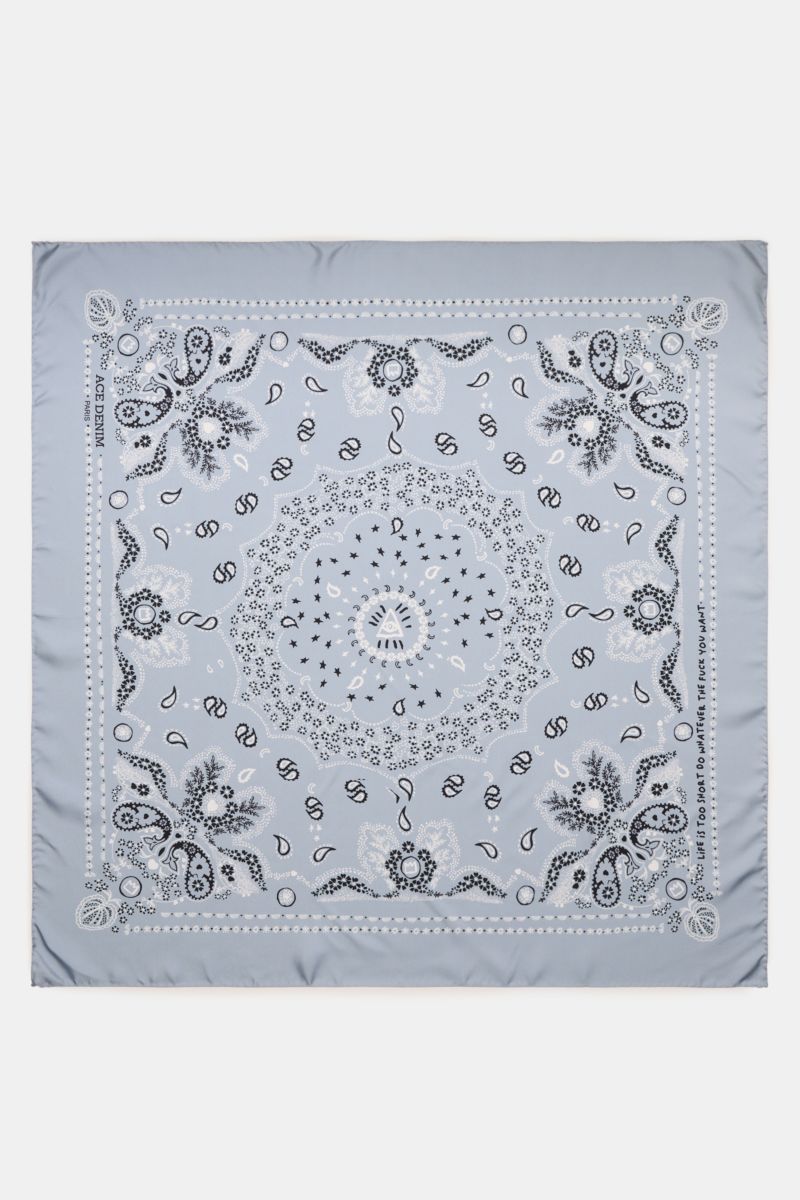 Top view of the Ace Denim Silk scarf smoky blue/black/white patterned with paisley design, showcasing its soft pure silk fabric in a 90x90 cm square.

Eye-catching for the warm season: The ACE DENIM silk scarf in a bandana design is a casual statement 