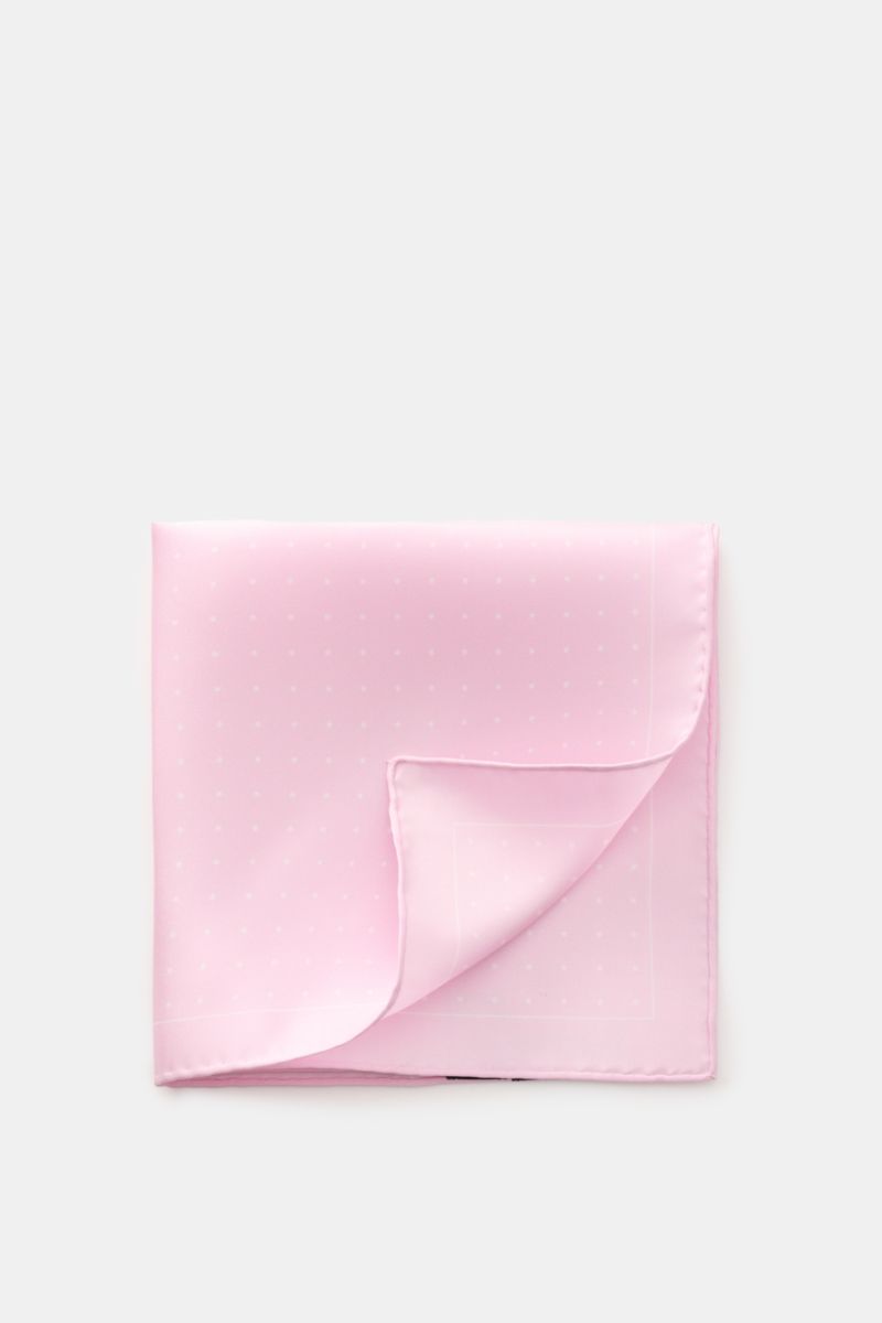 Tom Ford Seiden-Einstecktuch rosé/weiß gepunktet, folded square, pure silk with smooth feel, delicate dot pattern, rolled edges, small TOM FORD print, photographed from above.

Description: Dieses Einstecktuch von TOM FORD aus reiner Seide setzt mit se