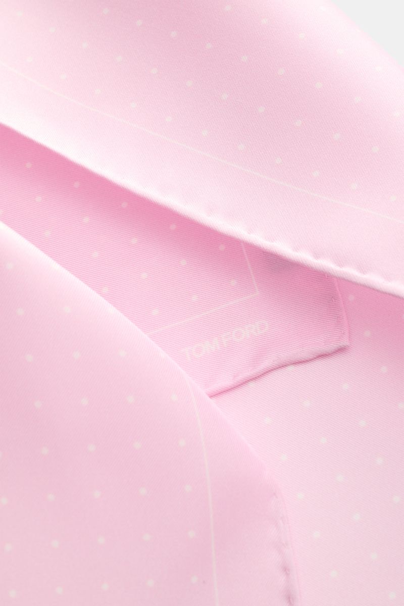 Close-up of Tom Ford Seiden-Einstecktuch rosé/weiß gepunktet showing soft pink silk with white dots, rolled edges, and subtle TOM FORD print from a top angle.

Description: Dieses Einstecktuch von TOM FORD aus reiner Seide setzt mit seinem dezenten Pun