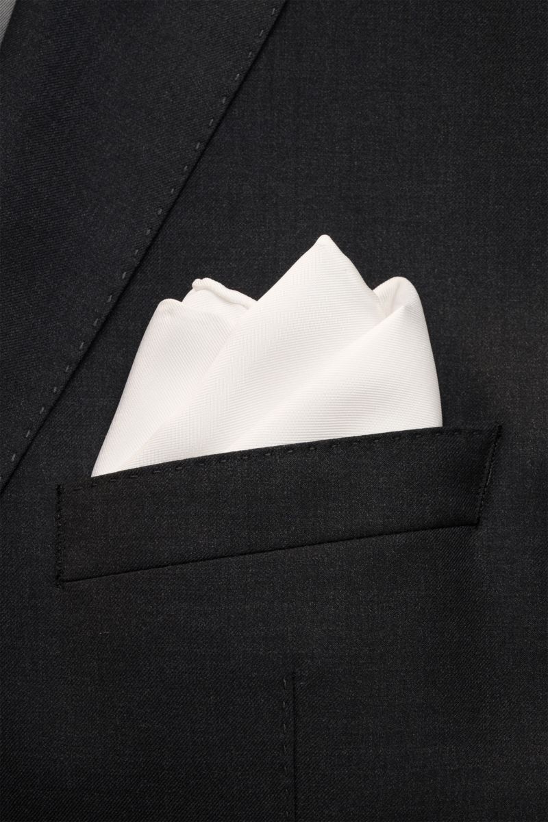 Close-up front view of a white Tom Ford Silk pocket square with rolled edges in a black jacket pocket, highlighting its smooth pure silk texture.

Description:  
A detail that makes all the difference: This exclusive pocket square by TOM FORD in pure s