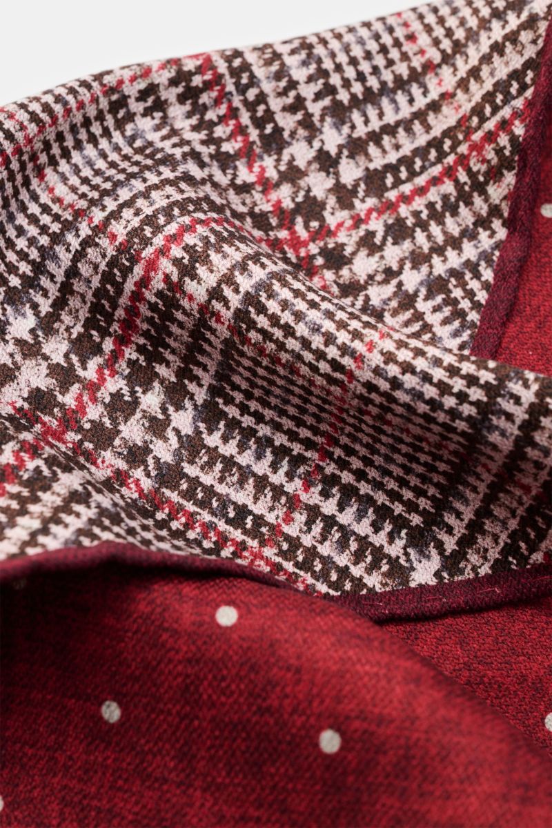 Brunello Cucinelli Seiden-Einstecktuch braun/rot/weiß gemustert, Glencheck mit Punkten, reine Seide, handrollierte Kanten, Maße ca. 35x35 cm, Made in Italy, Nahaufnahme von oben mit geschmeidigem Griff.