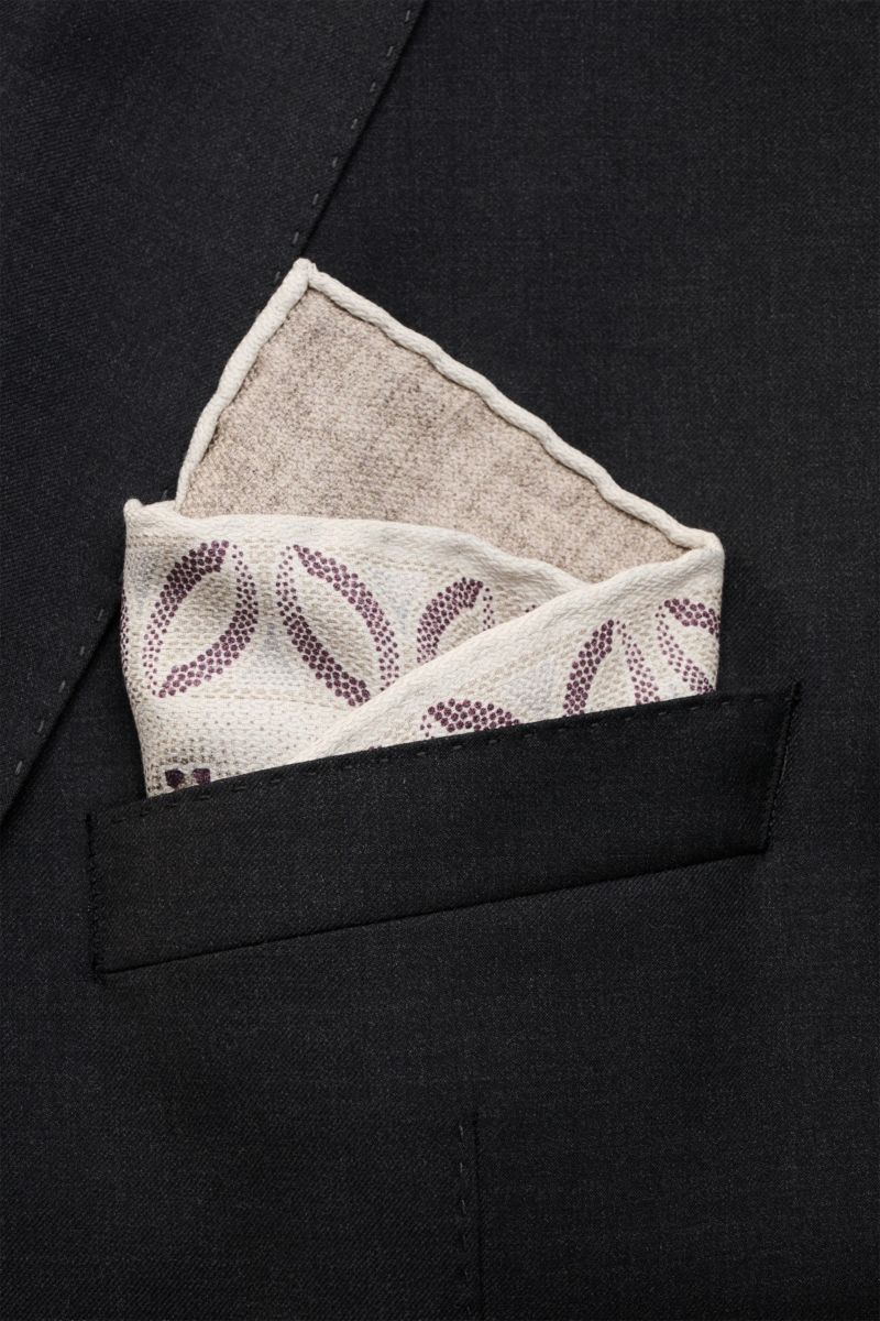 Brunello Cucinelli Seiden-Einstecktuch creme/sand/dunkel violett gemustert in schwarzer Jackettasche, reine Seide, geschmeidiger Griff, floral, handrollierte Kanten, Made in Italy, ca. 35x35 cm.