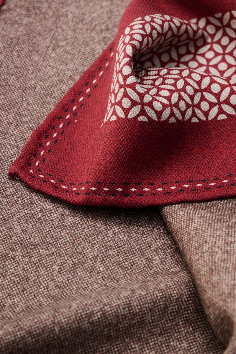 Brunello Cucinelli Seiden-Einstecktuch dunkelrot/graubraun gemustert mit floralem Muster, reine Seide, handrollierte Kanten, Maße ca. 35x35 cm, aus schräger Nahaufnahme, Made in Italy, geschmeidiger Griff.