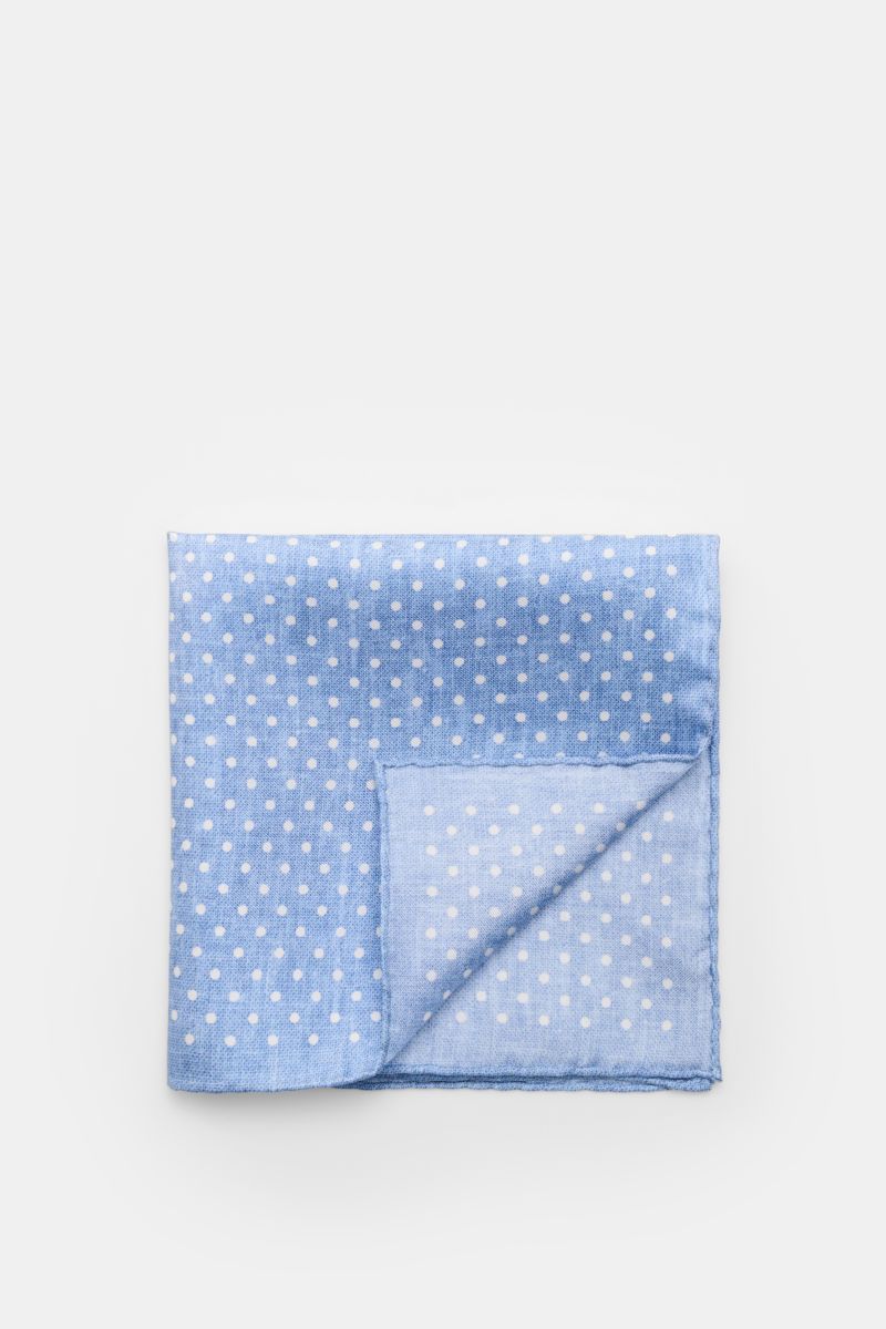 Rosi Collection Seiden-Einstecktuch 'Silk' hellblau/weiß gepunktet, reine Seide, softer Griff, rollierte Kanten, Made in Italy, 31x31 cm, Draufsicht.