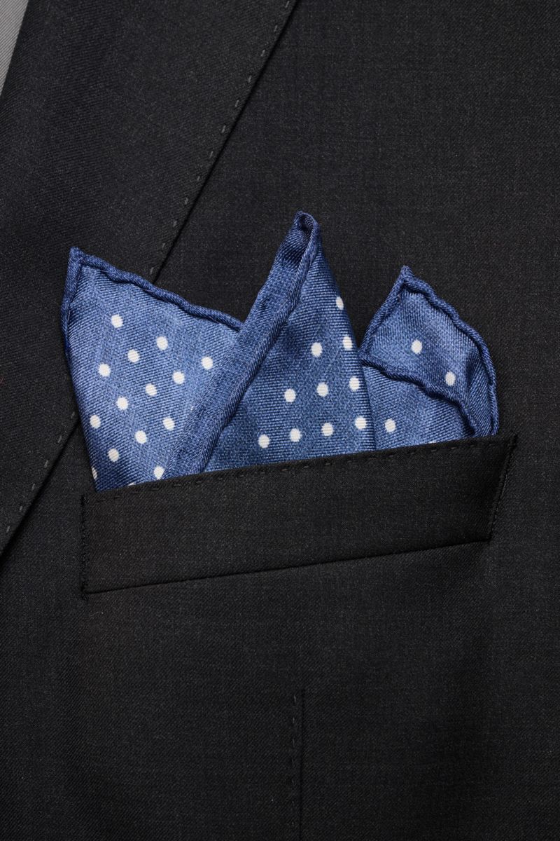 Rosi Collection Seiden-Einstecktuch 'Silk' dunkelblau/weiß gepunktet, reine Seide, softer Griff, rollierte Kanten, Made in Italy, ca. 31x31 cm, frontale Nahaufnahme in Sakkotasche.