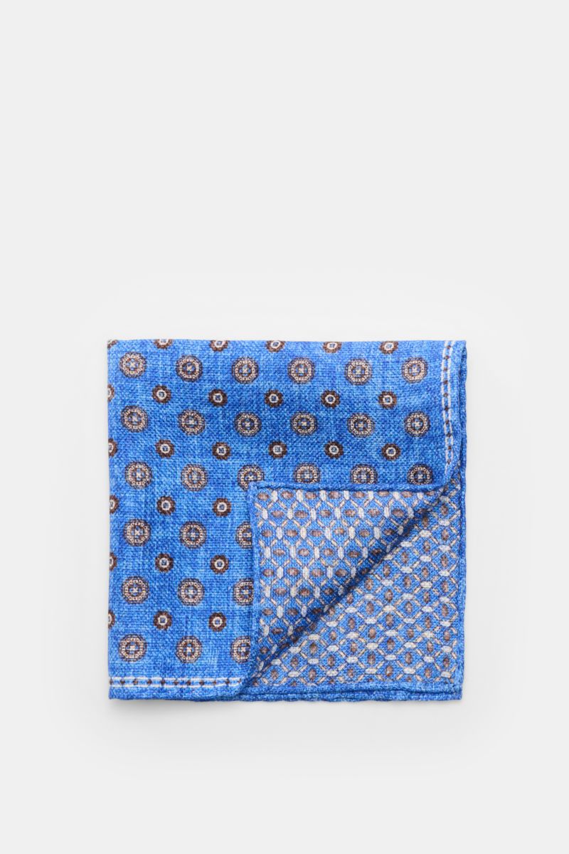 Rosi Collection Einstecktuch 'Joy' blau/weiß/dunkelbraun gemustert, quadratisch, florales Retro-Muster, Seide/Leinen, Vorder- & Rückseite, rollierte Kanten, Made in Italy, ca. 31x31 cm, von oben fotografiert.