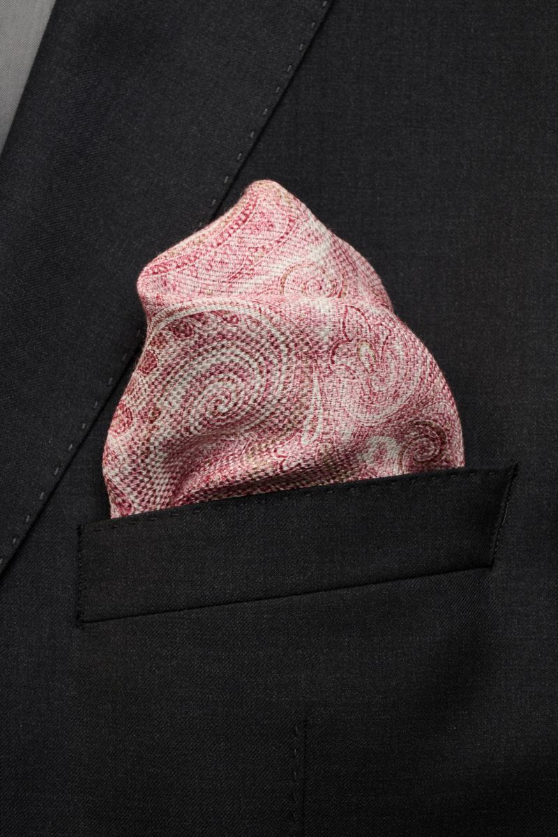 Rosi Collection Einstecktuch 'Joy' magenta/altrosa/weiß gemustert pocket square with paisley patterns, photographed close-up from the front in a black jacket pocket. Eleganter Eyecatcher: Mit seinem modernen Paisley-Muster wird das Einstecktuch von ROS