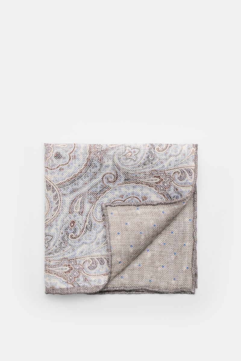 Rosi Collection Einstecktuch 'Joy' rauchblau/weiß/braun gemustert, folded pocket square shown from top view, silk-linen blend with modern paisley front and dotted back, rolled edges, 30x30 cm, made in Italy.