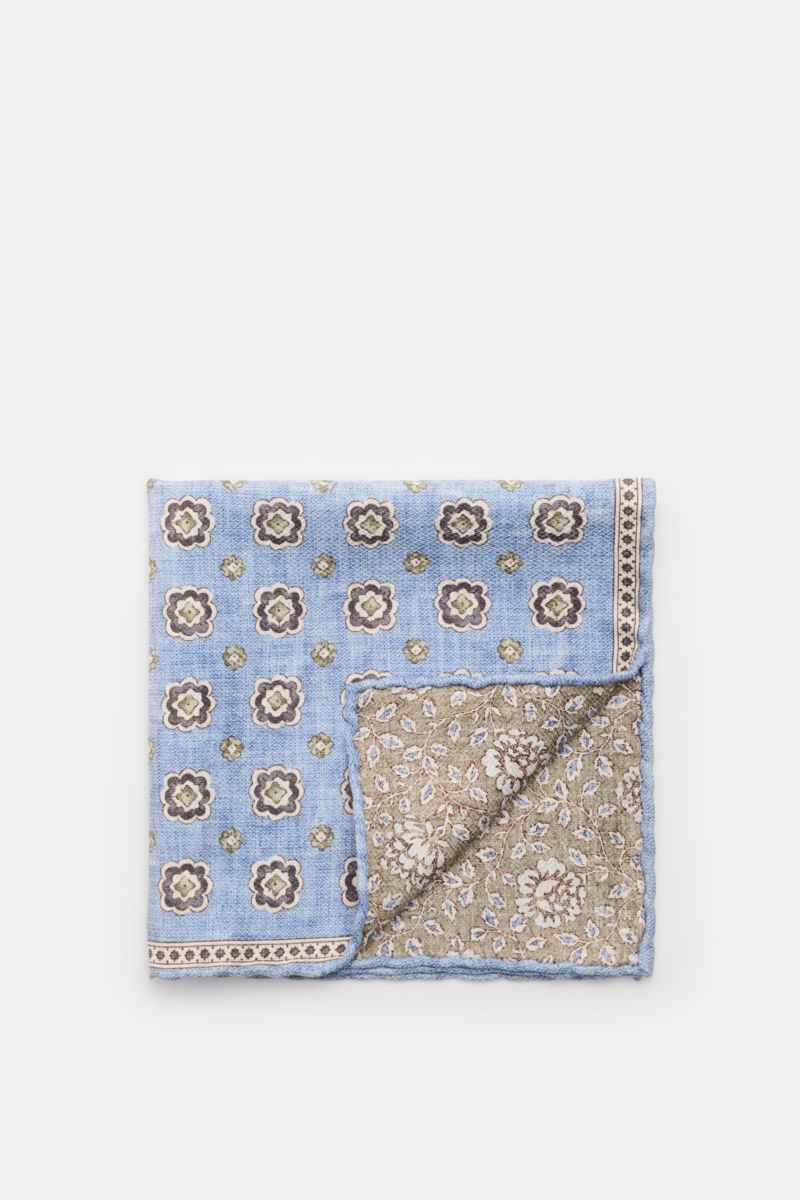 Rosi Collection Seiden-Einstecktuch 'Easy' hellblau/oliv/creme gemustert, pure silk pocket square shown from top view, soft touch, elegant medallion print with border, floral reverse, rolled edges, Made in Italy, approx. 31 cm x 31 cm.