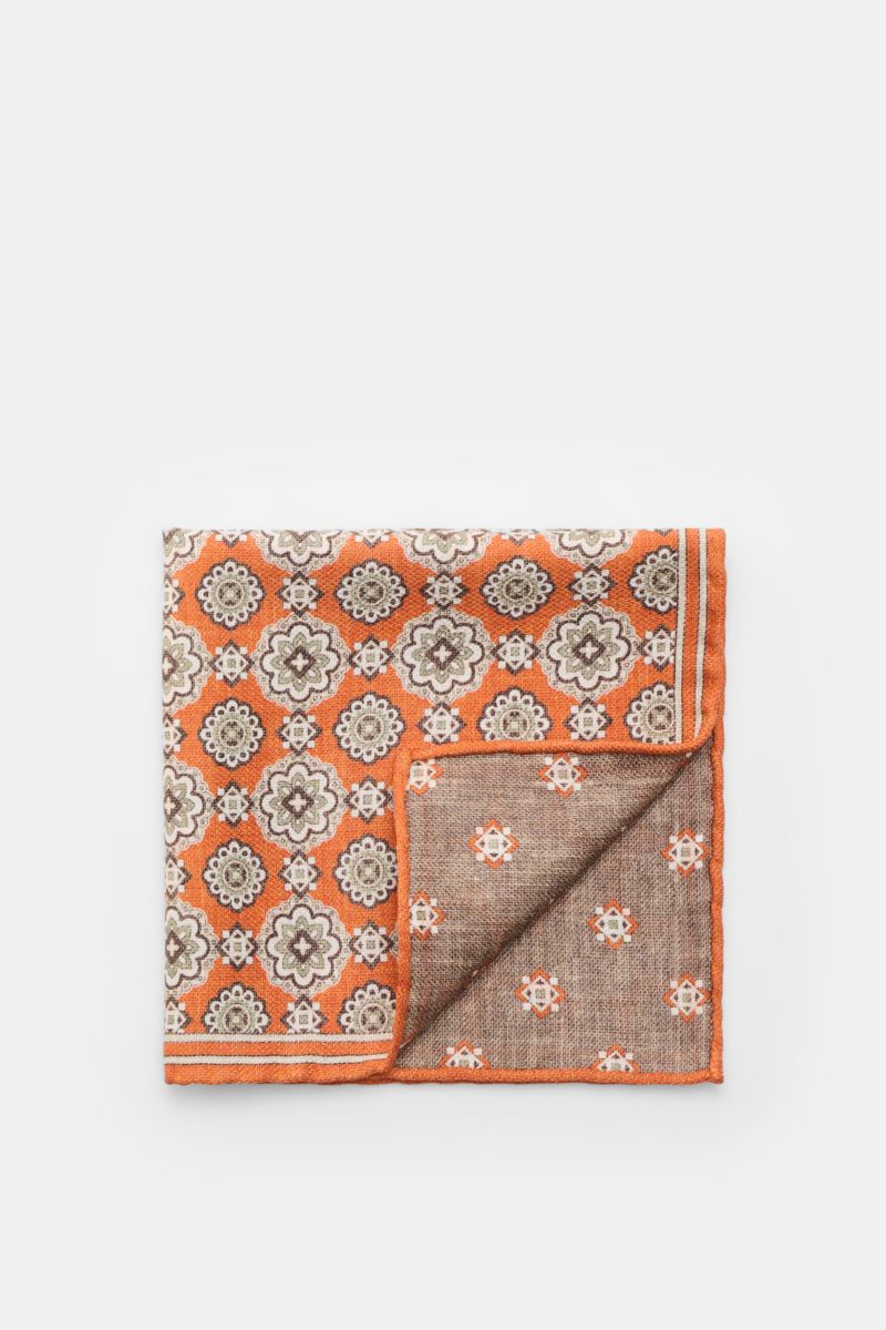 Rosi Collection Seiden-Einstecktuch 'Easy' orange/braun/salbei gemustert, reine Seide, Medaillon-Print, Borte, Rückseite kontrastierend, rollierte Kanten, ca. 31x31 cm, Made in Italy, von oben fotografiert.