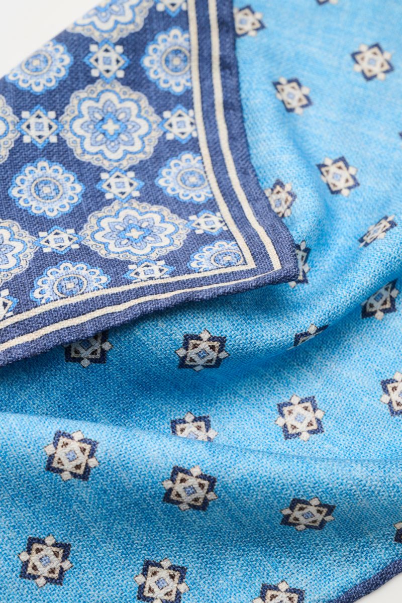 Rosi Collection Seiden-Einstecktuch 'Easy' dunkelblau/blau/creme gemustert, reine Seide, softer Griff, Medaillon-Print mit Borte, kontrastierende Rückseite, rollierte Kanten, Made in Italy, ca. 31x31 cm, Nahaufnahme von oben.