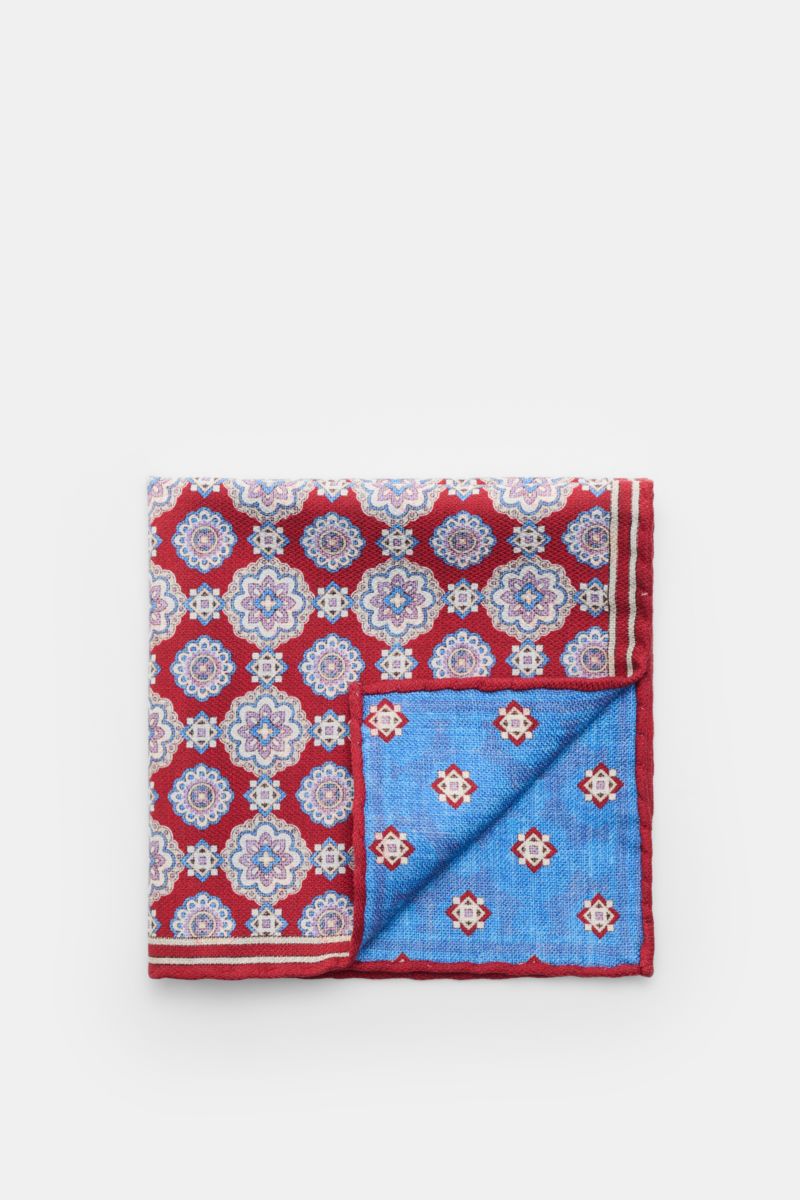 Rosi Collection Seiden-Einstecktuch 'Easy' rot/blau/flieder gemustert, reine Seide, Medaillon-Print, weiche Haptik, Rückseite kontrastierend, rollierte Kanten, 31x31 cm, Made in Italy, von oben fotografiert.