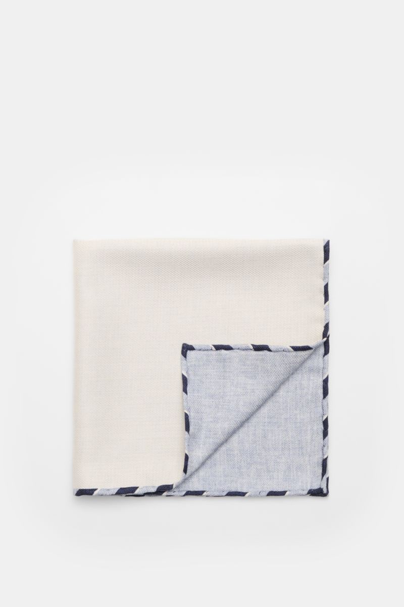 Brunello Cucinelli Seiden-Einstecktuch creme/rauchblau meliert folded pocket square shown from top view, pure silk with hand-rolled edges.

Quiet Luxury kann BRUNELLO CUCINELLI besonders gut und bringt auch in dieser Saison passende Einstecktücher, wie