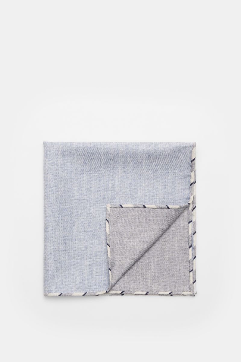 Top-down view of a folded Brunello Cucinelli Seiden-Einstecktuch rauchblau meliert pocket square in muted blue shades with handrolled edges.

Description: Quiet Luxury kann BRUNELLO CUCINELLI besonders gut und bringt auch in dieser Saison passende Eins