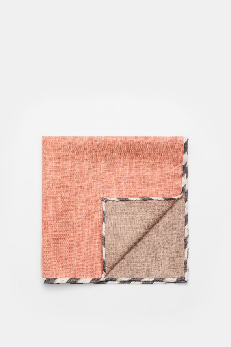 Top view of folded Brunello Cucinelli Seiden-Einstecktuch apricot/graubraun meliert pocket square with hand-rolled edges, pure silk, smooth feel, made in Italy, approx. 35x35 cm. Quiet Luxury kann BRUNELLO CUCINELLI besonders gut und bringt auch in dieser