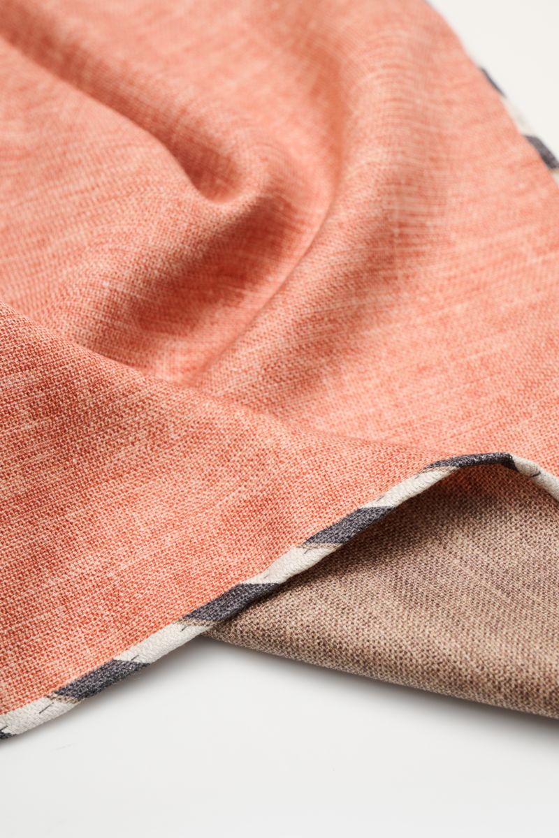 Brunello Cucinelli Seiden-Einstecktuch apricot/graubraun meliert shown from a close-up side angle, highlighting texture and hand-rolled edges.

Quiet Luxury kann BRUNELLO CUCINELLI besonders gut und bringt auch in dieser Saison passende Einstecktücher,