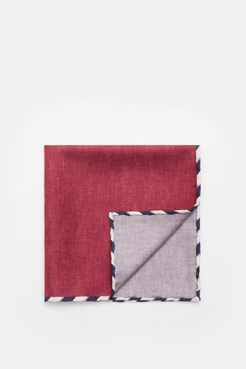 Brunello Cucinelli Seiden-Einstecktuch bordeaux/graublau meliert, folded pocket square shown from above, pure silk with hand-rolled edges, soft touch, Made in Italy, approx. 35x35 cm. Quiet Luxury kann BRUNELLO CUCINELLI besonders gut und bringt auch in d