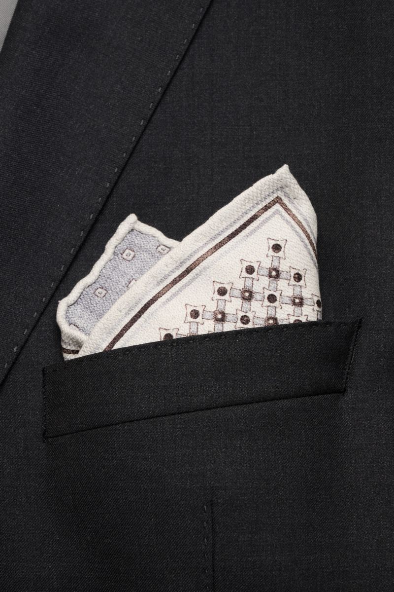 Brunello Cucinelli Seiden-Einstecktuch sand/dunkelbraun/grau gemustert in Brusttasche, grafischer Print, reine Seide, weiche rollierte Kanten, Nahaufnahme.
