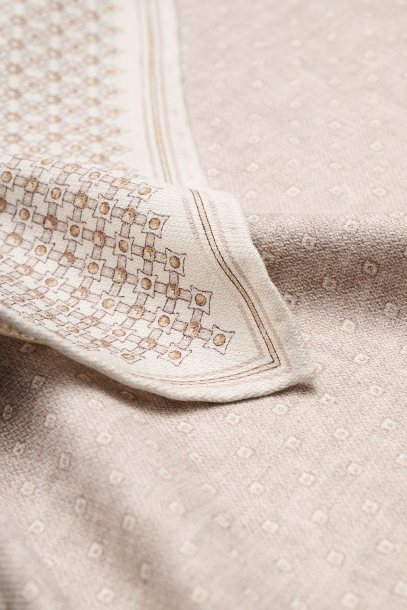 Brunello Cucinelli Seiden-Einstecktuch sand/hellbraun/beige gemustert, aus reiner Seide, weicher Griff, grafischer Print, rollierte Kanten, Detailaufnahme.