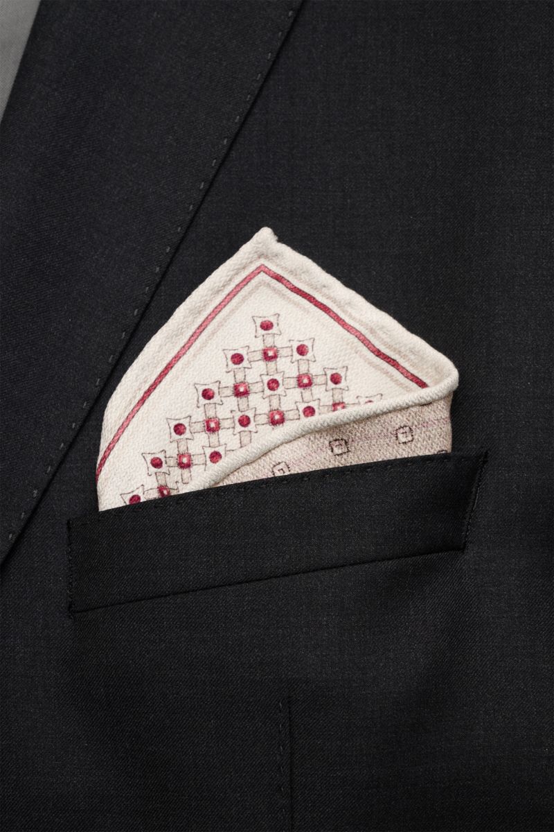 Alt tag (125 characters max): Close-up front view of Brunello Cucinelli Silk pocket square sand/dark red/beige patterned in a black suit pocket.

Description:  
Elegant and eye-catching: This pocket square in pure silk by BRUNELLO CUCINELLI creates an 